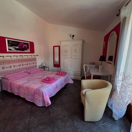 Locazioni Brevi La Rosaviola Guest Rooms Teulada Esterno foto